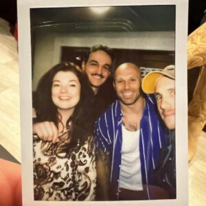 Étienne Boulay Instagram - C’est terminé. Comme plusieurs d’entre vous, j’ai appris hier que l’aventure WKND 99,5 fm @wknd995 , telle que nous la connaissons, prend fin. J’ai eu le privilège d’ouvrir le micro de la station en août 2020 et de vous accompagner dans votre quotidien depuis 4 ans. 

Le défi de lancer une nouvelle station de radio dans le plus grand marché francophone au pays était de taille, et je salue le courage et l’audace de Jean-François Leclec, Nicolas Leclerc et Steven Croatto. C’était David contre Goliath. Une petite radio indépendante affrontant les géants. On y a cru jusqu’au bout. « À vaincre sans péril, on triomphe sans gloire » Il faut oser, même si c’est risqué. Ce n’est pas un échec, c’est une étape. Bravo aux dirigeants de Leclerc Communication. Je sais que la décision de changer l’orientation de la station n’a pas été facile à prendre. 

Je pense à mes collègues qui perdent leur emploi. Des gens talenteux et travaillants qui se sont investis corps et âme dans le projet. Ami.es des médias: je sais que la rentrée est dans 10 jours, mais considérez ajouter ces humains formidables à vos équipes !!! À ma gang du Détour: @genevievehd , @pascal_morrissette , @nuuuunez et @alexlarameee @maximeroberge : on a partagé des moments inoubliables. Vous m’avez fait grandir et même si je sais que notre amitié va bien au-delà d’une émission de radio, je suis triste à l’idée que je ne vous verrai plus à tous les jours. Je me trouve privilégié d’avoir fait partie d’une équipe dévouée et passionnée comme la nôtre. Quel bonheur ce fut de vous côtoyer au quotidien. 

Aux auditeurs, sans qui cette aventure n’aurait jamais été possible. Merci à vous pour votre fidélité, vos retours, et votre présence à chaque émission. C’est grâce à vous que cette émission a pu grandir et trouver une petite place dans ce beau marché de radio.

Même si cette page se tourne aujourd’hui, continuons à prendre des chances et à croire en de nouveaux projets! On ch’taime ❤️

- Coach Boulay, out ✌🏽