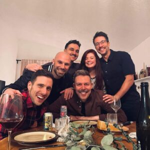 Étienne Boulay Instagram - C’est terminé. Comme plusieurs d’entre vous, j’ai appris hier que l’aventure WKND 99,5 fm @wknd995 , telle que nous la connaissons, prend fin. J’ai eu le privilège d’ouvrir le micro de la station en août 2020 et de vous accompagner dans votre quotidien depuis 4 ans. 

Le défi de lancer une nouvelle station de radio dans le plus grand marché francophone au pays était de taille, et je salue le courage et l’audace de Jean-François Leclec, Nicolas Leclerc et Steven Croatto. C’était David contre Goliath. Une petite radio indépendante affrontant les géants. On y a cru jusqu’au bout. « À vaincre sans péril, on triomphe sans gloire » Il faut oser, même si c’est risqué. Ce n’est pas un échec, c’est une étape. Bravo aux dirigeants de Leclerc Communication. Je sais que la décision de changer l’orientation de la station n’a pas été facile à prendre. 

Je pense à mes collègues qui perdent leur emploi. Des gens talenteux et travaillants qui se sont investis corps et âme dans le projet. Ami.es des médias: je sais que la rentrée est dans 10 jours, mais considérez ajouter ces humains formidables à vos équipes !!! À ma gang du Détour: @genevievehd , @pascal_morrissette , @nuuuunez et @alexlarameee @maximeroberge : on a partagé des moments inoubliables. Vous m’avez fait grandir et même si je sais que notre amitié va bien au-delà d’une émission de radio, je suis triste à l’idée que je ne vous verrai plus à tous les jours. Je me trouve privilégié d’avoir fait partie d’une équipe dévouée et passionnée comme la nôtre. Quel bonheur ce fut de vous côtoyer au quotidien. 

Aux auditeurs, sans qui cette aventure n’aurait jamais été possible. Merci à vous pour votre fidélité, vos retours, et votre présence à chaque émission. C’est grâce à vous que cette émission a pu grandir et trouver une petite place dans ce beau marché de radio.

Même si cette page se tourne aujourd’hui, continuons à prendre des chances et à croire en de nouveaux projets! On ch’taime ❤️

- Coach Boulay, out ✌🏽