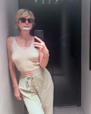 Euridice Axén Instagram - Qui si esorcizza la claustrofobia. Selfarsi piuttosto che guardarsi, è utile per distrarsi. #elevatorselfie #specchi #mirrorselfie