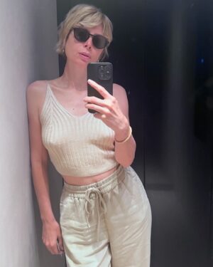 Euridice Axén Instagram - Qui si esorcizza la claustrofobia. Selfarsi piuttosto che guardarsi, è utile per distrarsi. #elevatorselfie #specchi #mirrorselfie