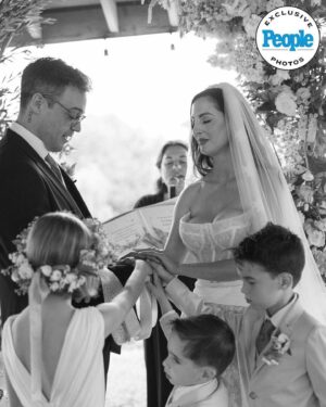 Eva Amurri Martino Instagram - Eva Amurri has found her ‘Happily Eva After!’ 💗

The actress and lifestyle blogger, who is the daughter of Susan Sarandon and director Franco Amurri, tied the knot with chef Ian Hock at Windrift Hall in New York’s Hudson Valley on June 29.

Read all about it at the link in our bio. | 📷: @taralynnlawtonphoto