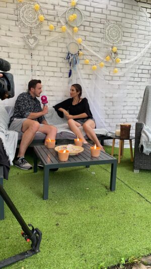 Eva Decastelo Instagram - Kdopak nás dnes pozval na VIP návštěvu?🤩
Jak relaxuje naše krásná moderátorka Eva Decastelo a čím se pyšní její zahrada? 🌸

Dozvíte se už v pondělním VIP světě na #TVB.

#barrandovtv #vipsvet #evadecastelo