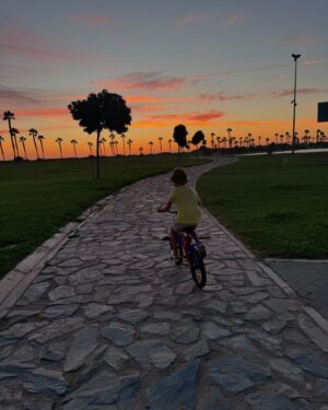 Eva González Instagram - Días de verano en familia con mucho amor 🚲 🦆 🌊 🥰