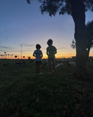 Eva González Instagram - Días de verano en familia con mucho amor 🚲 🦆 🌊 🥰