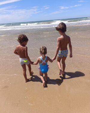 Eva González Instagram - Días de verano en familia con mucho amor 🚲 🦆 🌊 🥰