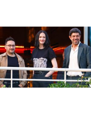 Eva Green Instagram - Bonjour, Cannes! 😎 

I am honoured to be part of this year’s In Competition jury for @festivaldecannes alongside my amazing jury members #GretaGerwig (our leader !) @lilygladstone @filmbayona @pierfrancescofavino @omarsyofficial @nadinelabaki @ebruceylan #KoreedaHirokazu

I’m looking forward to the next ten days of thoroughly immersing myself in the world of cinema. 

…. and thank you @galafr for capturing a mini reunion with @louisgarrellouisgarrel 🩵

Photos by Getty Images, AP , Reuters, AFP , WireImage

#Cannes2024 #OpeningCeremony