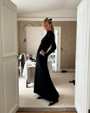 Eva Herzigová Instagram - BALENCIAGA O’CLOCK
@balenciaga