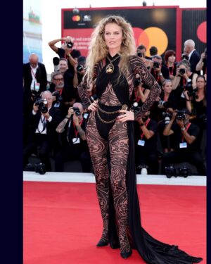 Eva Herzigová Instagram - 🎥 VENICE 81 🎥

Thank you @etro @@marcodevincenzo for bringing me to Venice. 

Thank you to my team:
@alessandrorebecchi 
@lucacianciolo 
@dmanagementgroup