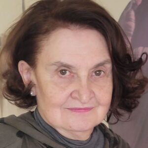 Eva Holubová Instagram - Ne, tohle neni soucasna fotka. Takhle jsem vypadala pred rokem a pul. Je to vysledek, kdyz mi jedna nejmenovana kadernice na pokyn zaslouzileho maskera obarvila vlasy a vzapeti udelala trvalou. Zrejme to trochu prepalila a vlasy spalila. A ja si je kazdy vecer umyla a potom vyfoukala do hladka a rano se probouzela jako zanedbanej pudl nebo s hlavou pripominajici Einsteina, zalezi na uhlu pohledu. A potom mne moje adoptivni dcera a zaroven andel strazny @simonabrdickova uvidela a rekla, ze tohle nejde. A @pavel.bauer mne poslal k ni!! A ONA mi ten porost hlavy spravila. Od te doby chodim k ni. Stala se mi pritelkyni i terapeutkou. Jeji jmeno je BLANKA HAŠKOVÁ. 👏🏿👏🏿👏🏿 @hblanion 

Ja jsem si na ni vzpomnela, kdyz jsem chtela napsat o 21.srpnu A POZOR!! 1969. Jak to souvisi s Blankou? Vcera jsem si chtela dat volno od IG, ale rano jsem ho proste automaticky otevrela. Od doktora jsem dostala doporuceni, at se nezabyvam na cas politikou, ale prvni, nac jsem narazila byla jakasi obhajoba Ruska a valecneho zlocince Putina. Jeste jsem ty cesky mámě odepsala a vzpomnela si, ze to je komnata, kam nesmim. A cely den i noc jsem si dala od IG pokoj a bylo to fajn. Ja to mam tady rada, rada se inspiruju Vasimi prispevky, ale nesmim se zabyvat trolly, hejty, pomatenci.. Neztracet s nimi nervy a cas. A potrebovala jsem rychle nekoho silnyho, tvurciho, zajimavyho a pozitivniho. Empatickyho a zaroven pevnyho v nazorech. Tak jsem si vybavila Blanicku a cely den koutky nahoru. Mate taky nekoho takovyho s nimz Vas dala dohromady jeho nebo Vase profese? ( p.uč. Vaseho ditete, usmevava pokladni v samosce k ni jdete, i kdyz je u ni nejvetsi fronta, sestricka u Vas na stredisku, ukrajinska sanitařka v nemocnici, ktera hladi uz jenom pohledem a usmevem, ceska sestricka v nemocnici, ktera chape, ze Vam strach vylagroval mozek a trpelive Vam vysvetluje, co Vam pred chvili rekla pani doktorka, ktera je ovsem stejny andel… ANO, JSOU TO ANDELE NA ZEMI a ja doporucuju si jich vsimat a hejckat si je, opravdicky i obrazne. 😂🙏🕊✌🏻❤️
