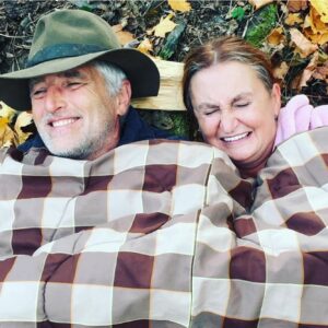 Eva Holubová Instagram - Tocili jsme spolu vickrat. Jednou byla priserna zima, dovezli nas na plac prilis brzy, nikde zadny zazemi. Tomas uz tam lezel pod spacakem, prkynko pod hlavou. Sla jsem okolo neho, zvedl spacak, ja pod nej vklouzla, nez jsem stacila podekovat, rekl “MLČ!”, coz nas rozesmalo. Ani nevim, kdo nas cvaknul. Je to stara zalezitost, šmejdilum z bulvaru: uz to bylo otisteno!! 

Prosim vsechny charitativni organizace a spolky, nemohu se ted zapojovat, i kdyzbych moc chtela. Musim urgentne vyresit malou zdravotni komplikaci. 

Mam rada nektere sve kolegy. Jsou to vic kamaradi, nez kolegove. Ze SKLEPA a z Divadelni Poute to plati o vsech. To je velky dar. Mam presah i ve @studio.dva , kam za chvili odjedu. Na dva dny! Dnes Libanky na Jadranu, zitra Poprask na lagune. Tesim se na prekvapeni na rybnicku. V loni to byla Rusalka. To letosni jsem vymyslela ja. Jen napad, jen takove placnuti….Natocim Vam to. Mejte se a smejte se, on se duvod vzdycky najde, kdyz budete chtit!!! Jako my s Tomasem, tolik jsme se spolu nasmali.😂❤️✋🏽🙏🕊