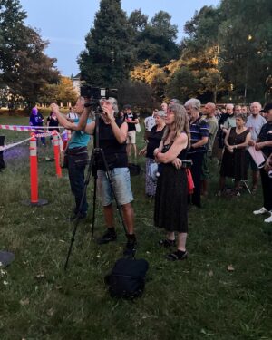 Eva Holubová Instagram - Ach, az ted jsem to rozdejchala!!! Ale poporadku. Nakonec jsem na malou demonstraci “Běž domu, Ivane” jela sama. Pomalu se pred ruskou ambasadu zacali schazet ucastnici. Vetsina meho veku a vys. Rikala jsem si, mladi z Cloveka v tisni, Milionu chvilek, Pameti naroda nam “starsim a výše” usporadali demonstraci. Ihned jsme se potkali s @vyhlidalovasarka . Byla s pritelkyni a ja se okamzite prestala citit sama. Hned mne vzaly do party. Na zacatku moderatorka setkani, uzasne vtipne a s nadsazkou privitala ČESKOU PRORUSKOU TV, nevim, kde vysila a ani ji zatim nemohu prijit na jmeno. Na poslednich fotkach vidite jeji stab. Ja uz toho prekrucovani pravdy mam dost. Jak muze nekdo tvrdit, ze nas tehdy obsadili Ukrajinci a ted je tu mame zas!! Tehdy nas obsadila armada SSSR a v ni byli prislusnici svazovych republik, tusim, ze jich bylo 15. Vojaci byli povolavani jako do valky, odmitnuti = dezerce= poprava. Cele to ridil Kreml v cele s Breznevem. Jestli nekdo argumentuje, ze ted tu mame Ukrajonce zase, pak to je manipulator nebo idiot. Ti lide jsou valecni uprchlici!!! Akorat agresor je opet z Kremlu. 

Zitra jsou dalsi akce, ale ja musim na vysetreni a jsem dost unavena po Bratislave, ktera byla krasna, ale zaroven i hruzne smutna. Diky politikum, kteri to tam ted vzali do svych pařátů. Ach, bratři, drzme se, pomahejme si, podporujme se. 
Nedopustme, aby se opakovalo to, co v roce 69, kdy budou bit Češi Čechy, Slovaci Slovaky. A vy, hrdinove Ukrajiny, at uz nastane ve vasi zemi mir, podepreny clenstvi v NATO, at se co nejrychleji rozviji s pomoci EU, jejiz se stanete clenem. Vite nekdo o projektech, ktere u nas financovala EU? ❤️✌🏻🕊Drzme se!!! Spolu to dokazeme a vrahy porazime.