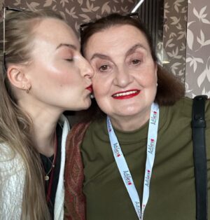 Eva Holubová Instagram - 1.fotka: pred 31 lety mi touto dobou uz bylo vselijak. Ale zadni “poslickove”, jak jsou popisovani. Vedela jsem, ze bych mela odrodit, protoze muj lekar jel na dovolenou. No, uspisil porod pustenim plodove vody, ale zapomnel vysadit prasky na uvolneni delohy. A nastal nekonecny nekolika hodinovy porod, na ktery jsem se puvodne tesila a ktery jsme pretahli az do druheho dne. Ano, jsem si vedoma, ze toto je velke sousto pro bulvar. Pan doktor to myslel dobre a mel docela velke osobni starosti. Prvni nas vylet byl na Hradecek, kde to zrejme vsechno zacalo. Fotku mam az z druhe navstevy, od Bohdana Holomicka. Je to foto c. 5
Ja si uz vůbec nevzpominam na zivot pred detmi. Vybavuji se mi roky, kdy jsem byla ditetem, kdy jsem osirela, ale ta leta placani se ryby na suchu, az k letum ryby ve vode-tedy k zalozeni rodiny mam zasunuty. A byla to i krasna doba, nekdy kruta, nekdy jenom tezka, jindy ale plna poznani a dozravani, nabyti svobody, nejprve vnitrni, pak i verejne. Ale bez nich to nebylo ono. Lituju kazde chvilky, kdy jsem nebyla s nimi. Proc jsem sla tak brzy hrat? Protoze jsem par let pred nimi moc nehrala, uklizela jsem v jedny hospode, vedla s Barou Hrz. dramaticky krouzek pro mentalne postizene klienty, amazersky hrala hry Vaclava Havla v Divadle Na Tahu pod vedenim Andreje Kroba. Ale na profesionalni praci nabidky nebyly. Pak prisla jedna, zahranicni zakazka. Nataceni v zime v Tatrach. Byla jsem uz tehotna, odmitla jsem. A sla jsem deti vylezet na oddeleni rizikoveho tehotenstvi. Pul roku. Proto jsem asi pracovni nabidky prijimala prekotne, ze strachu, ze nebudou. A treba by nebyly. To uz je ted jedno. Zitra bude oslava. Neporadame ji, ale jsme s manzelem pozvani. Tesim se. 😂❤️🙏🕊A dekuju, Boze, za ty dva partaky, kteri ze mne udelali mamu a dnes se role pomalu obraci. Tedy uz se obratily, pro Tebe @holu_ka a @holu_ad to mozna neni uplna vyhra, ale ja se s vami citim milovana, svobodne a bezpecne. Dekuju.