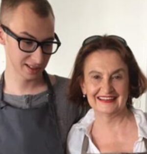 Eva Holubová Instagram - 1.fotka: pred 31 lety mi touto dobou uz bylo vselijak. Ale zadni “poslickove”, jak jsou popisovani. Vedela jsem, ze bych mela odrodit, protoze muj lekar jel na dovolenou. No, uspisil porod pustenim plodove vody, ale zapomnel vysadit prasky na uvolneni delohy. A nastal nekonecny nekolika hodinovy porod, na ktery jsem se puvodne tesila a ktery jsme pretahli az do druheho dne. Ano, jsem si vedoma, ze toto je velke sousto pro bulvar. Pan doktor to myslel dobre a mel docela velke osobni starosti. Prvni nas vylet byl na Hradecek, kde to zrejme vsechno zacalo. Fotku mam az z druhe navstevy, od Bohdana Holomicka. Je to foto c. 5
Ja si uz vůbec nevzpominam na zivot pred detmi. Vybavuji se mi roky, kdy jsem byla ditetem, kdy jsem osirela, ale ta leta placani se ryby na suchu, az k letum ryby ve vode-tedy k zalozeni rodiny mam zasunuty. A byla to i krasna doba, nekdy kruta, nekdy jenom tezka, jindy ale plna poznani a dozravani, nabyti svobody, nejprve vnitrni, pak i verejne. Ale bez nich to nebylo ono. Lituju kazde chvilky, kdy jsem nebyla s nimi. Proc jsem sla tak brzy hrat? Protoze jsem par let pred nimi moc nehrala, uklizela jsem v jedny hospode, vedla s Barou Hrz. dramaticky krouzek pro mentalne postizene klienty, amazersky hrala hry Vaclava Havla v Divadle Na Tahu pod vedenim Andreje Kroba. Ale na profesionalni praci nabidky nebyly. Pak prisla jedna, zahranicni zakazka. Nataceni v zime v Tatrach. Byla jsem uz tehotna, odmitla jsem. A sla jsem deti vylezet na oddeleni rizikoveho tehotenstvi. Pul roku. Proto jsem asi pracovni nabidky prijimala prekotne, ze strachu, ze nebudou. A treba by nebyly. To uz je ted jedno. Zitra bude oslava. Neporadame ji, ale jsme s manzelem pozvani. Tesim se. 😂❤️🙏🕊A dekuju, Boze, za ty dva partaky, kteri ze mne udelali mamu a dnes se role pomalu obraci. Tedy uz se obratily, pro Tebe @holu_ka a @holu_ad to mozna neni uplna vyhra, ale ja se s vami citim milovana, svobodne a bezpecne. Dekuju.