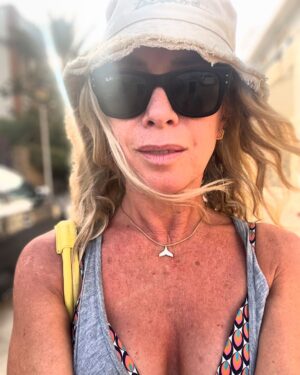Eva Isanta Instagram - Verano ☀️☀️ 

#casa #cabodegata #almería
@cabo.hannah 🐬