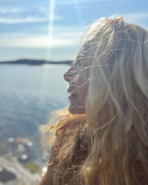 Eva Röse Instagram - Så.
Då var det halvlek igen. Sommarsolstånd och fullmåne.
Halvtid. En dag att reflektera över hur långt du kommit och vad du lärt dig när halva detta år nu har gått.
Vad vill du uppnå eller uppleva till årsskiftet?
Idag har du en möjlighet att checka in hos dig själv och sätta en ny riktning.
En ny tradition till er som idag vacklar lite. Ni som tänker att ni borde väl vara lyckligare?
Omringade av vitklädda medmänniskor med blommiga händer och solhår.
Till er som är ofrivilligt ensamma eller oroar er för att festen alltid är någon annanstans. Till dig som har sorg eller saknar någon som inte är hos dig, du som kämpar med ditt eller andras missbruk,du som detta år är vilse, du som vill men inte kan eller orkar, du som längtar ut och in och hem.
Till dig.
Förlåt dig själv för allt du inte mäktar med.
Allt kommer att bli bra. Du är inte ensam.  Vi är här allihop, på något sätt tillsammans.
Sträck ut dig.
Nå längre.
In. 
🌸🌸🌸🌸🌸
