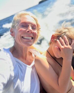 Eva Röse Instagram - Full speed. Republiken Jämtland Härjedalen välkomnar undertecknad som alltid med extra allt. Sommaren har för övrigt  varit  en sedvanlig cirkus och Eriksgata  runt riket.
Från Gotland via Skåne,Småland,Södermanland och vidare upp genom allt det vackra. Idag forsade vi fram över Storsjön i en värme som resulterade i picnic på brygga utan brallor överlag. Jag var klädd för vind och regn men fick så mycket sol och kärlek från medmänniskor att lager skalades av så att säga.
Slutade på bryggfest i hamnen med livemusik och svala drycker.
Ingen klagar.
Nu hugga ved och förbereda kvällsbastu med små tigrar.
Tänk att det finns eldsjälar som ordnar musikfestivaler för människor för att dom förstår att det behövs.
Tänk att det pågått i så många år att detta nu är en institution och sveriges äldsta mäktigaste musikfestival. @storsjoyran 
Tänk att allt dragit igång och att 6 dagar återstår till midnatt då Presidenten håller tal till folket.
Tänk om ni kommer.
Ni som kan.
Ni andra är med i hjärtat eller kommer dagtid till livepod på onsdag (#hederochfestmoral)  eller @kvinnostrejk_ostersund på Stjärntorget på fredag.
Punkt.
Låt Stå.
👊💙🤍💚 #riksregalier#president#sverige#mäkt