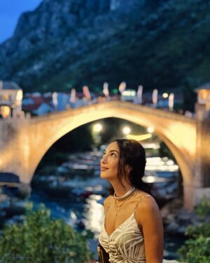 Evgenia Samara Instagram - [208/366•2024]*
___________________
Roadtrip to Adriatic Sea Day 4: Mostar
Βοσνία- Ερζεγοβίνη και στάση στην πόλη Μόσταρ. Σίγουρα βγαλμένη από κάποιο παραμύθι. Με την ωραιότερη γέφυρα που έχω συναντήσει στη ζωή μου. 
 
#roadtrip #dalmatia #adriaticsea #mostar