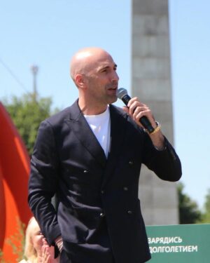 Evgeniy Papunaishvili Instagram - Вчера участвовал в потрясающем мероприятии🙏 
У Московского дворца пионеров на Воробьёвых горах стартовал городской проект «Танцевальные истории Московского долголетия».

Танцевальное направление является одним из самых популярных среди участников столичного проекта «Московское долголетие». Только с преподавателями в рамках проекта занимаются более 25 тысяч человек по 14 различным танцевальным направлениям. 

Как же это здорово, что пожилые люди находят себя в танцах. Такого количества искреннего счастья и улыбок я давно не видел. Более 500 принято участие во вчерашнем празднике. 

Дай Бог им всем здоровья и ещё больше радости от жизни🙏

И огромное спасибо организаторам!!!
Вы делаете людей счастливее❤️