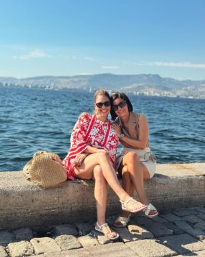 Evrim Alasya Instagram - Çocukluğumu bana yeniden yaşatan @omursabuncuoglu ile pazar günü @showtv ‘deyiz🤍
Fotoğraflar @omursabuncuoglu gözü😍 #pazarsürprizi
