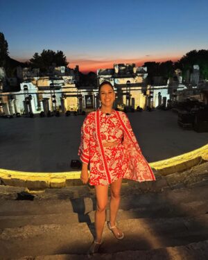 Evrim Alasya Instagram - Çocukluğumu bana yeniden yaşatan @omursabuncuoglu ile pazar günü @showtv ‘deyiz🤍
Fotoğraflar @omursabuncuoglu gözü😍 #pazarsürprizi