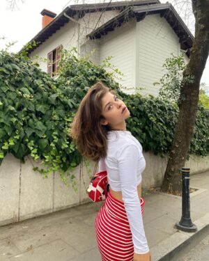 Eylül Ersöz Instagram - ben seçim yapamamaktayım 🍒☀️💃