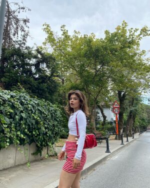 Eylül Ersöz Instagram - ben seçim yapamamaktayım 🍒☀️💃