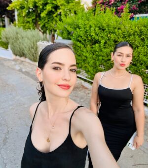 Ezgi Şenler Instagram - Tatile gidemiyorsanız plaj terliklerimizin altına isminizi yazalım 🩴🩴🤪 sürpriz sonlu 🍾🎉