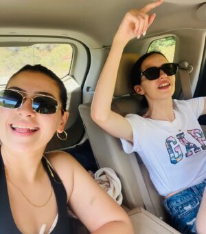 Ezgi Şenler Instagram - Tatile gidemiyorsanız plaj terliklerimizin altına isminizi yazalım 🩴🩴🤪 sürpriz sonlu 🍾🎉