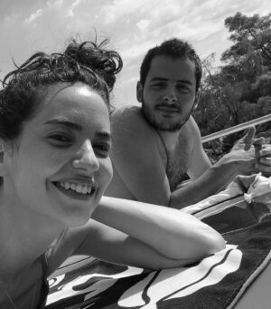 Ezgi Şenler Instagram - Tatile gidemiyorsanız plaj terliklerimizin altına isminizi yazalım 🩴🩴🤪 sürpriz sonlu 🍾🎉