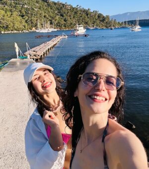 Ezgi Şenler Instagram - Tatile gidemiyorsanız plaj terliklerimizin altına isminizi yazalım 🩴🩴🤪 sürpriz sonlu 🍾🎉