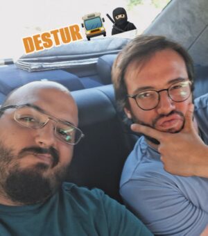 Ezgi Şenler Instagram - Tatile gidemiyorsanız plaj terliklerimizin altına isminizi yazalım 🩴🩴🤪 sürpriz sonlu 🍾🎉