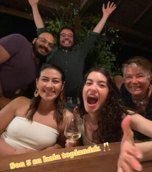 Ezgi Şenler Instagram - Tatile gidemiyorsanız plaj terliklerimizin altına isminizi yazalım 🩴🩴🤪 sürpriz sonlu 🍾🎉