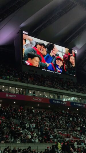 Fabien Corbineau Instagram - 피파 광기형제 상암월드컵경기장 전광판 등장 (COYS) 🇰🇷
@peter_b83 

@y__eeun 님 제보 감합니다