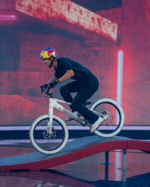 Fabio Wibmer Instagram - Wer hat‘s geschaut? 🙏 #KleinGegenGross
@samy.louis.life hat sich top geschlagen 😎 🤟

Für alle Deutschen - wer uns einmal live sehen will der muss zu einen unserer @mastersofdirt Shows Anfang nächsten Jahres kommen. Das erste mal als Show in Deutschland , wir freuen uns 🙏 Tickets sind ab jetzt erhältlich