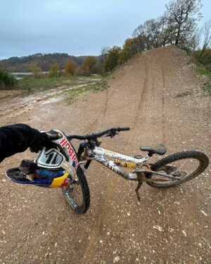 Fabio Wibmer Instagram - Who said white pants would be a good idea in December 😤
Felt good to finally be back riding the big bike and hitting some jumps 🤟
Cheers @royalhills_official !