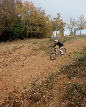 Fabio Wibmer Instagram - Who said white pants would be a good idea in December 😤
Felt good to finally be back riding the big bike and hitting some jumps 🤟
Cheers @royalhills_official !