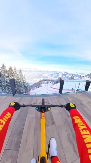 Fabio Wibmer Instagram - Dropping into the STREIF with a flat drop flip from the Starthaus has been a long dream ❄️🙏
Check out how we filmed this project in the Behind the Scenes on my YT channel! 👌
POV: @insta360 X3
#Streif #MyCanyon
