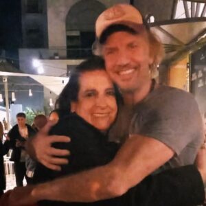 Facundo Arana Instagram - Todavía no me recupero.. Si todas las funciones de “En el Aire” van a ser como las de esta semana..
 Hoy vino a ver la Función Alicia Muzio. 
 Cuando yo tenía 15 años, mi Hermano del Alma me llevó a una clase de Teatro, que cambió mi vida para siempre..
 La Maestra era la dulzura hecha mujer. Nos llevaba a un viaje inolvidable en cada clase. Cada una!! 
 Recuerdo que en mi primer clase, puso esta canción para hacer un trabajo. Se las comparto!
 Bueno… ese Ser Maravilloso vino esta noche a ver la Obra.. 
 Esta semana recibí en dos días a las dos Maestras que me formaron con  generosidad inigualable. Con desinterés y amor y entrega absolutos.
 Esta semana fue un SubiBaja de emociones que nunca bajaron.. 
 Bueno… Buenas Noches.!
 Me voy a dormir agotado de la Felicidad y con una sonrisa que no se me sale de la cara.. 🦋🦋🦋🦋🎭
 Gracias a toda la Gente maravillosa que vino hoy a pasar una linda noche “En el Aire”!! 🌺🙌🏽🌈