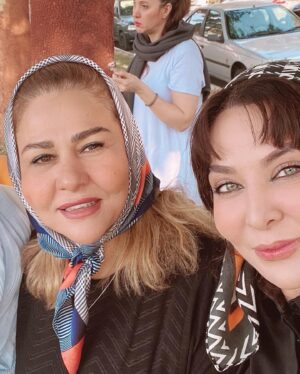Faghiheh Soltani Instagram - دوستانی دارم 
بهتر از برگ درخت 
که دعایم گویند و دعاشان گویم ..یادشان در دل من .. قلبشان منزل من ..پاکی آب مرا یاد تو انداخت رفیق .. تو دلت سبز...
لبت سرخ...
چراغت روشن...
چرخ روزيت هماره چرخان...
نفست داغ...
تنت گرم...
 دعايت با من... 

♥️♥️♥️♥️
#رفقای_ناب #رفیق❤ 
@dr_iranchi 
@kathy_nikpouy 
@shahnazshojaei 
@noura_hashemi 

#سهراب_سپهری