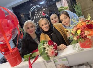 Faghiheh Soltani Instagram - بی نهایت خوب یعنی شما ♥️
ممنونم که با مهربانی و حضور دلپذیرتون جهان منو زیباتر کردین 🙌♥️💎🎊🎂🍰
@dr_iranchi 
@shiva.khosroumehr 
گندمک کوچک من ♥️
و تیم جذاب و دلنشین دکتر ایرانچی که بهترین هستند 😍💚😍♥️
و از تمام شما عزیزانی که پیام فرستادین و من نتونستم تک تک پاسخ بدم بینهایت ممنونم 🙌♥️🙌♥️