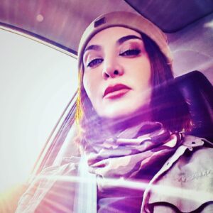 Faghiheh Soltani Instagram - میبینی سرباز ! 
من برای جنگ ، سرمه میکشم ،
و تو .. ماشه ! 
#دلنوشته_فقیهه_سلطانی
#روز_جهانی_زن  بر تمام شیرزنان جهان مبارک 🫵🏼✌🏼🕊️👠🪖
#هشتم_مارس_روز_جهانی_زن 
#8march
#women_life_freedom