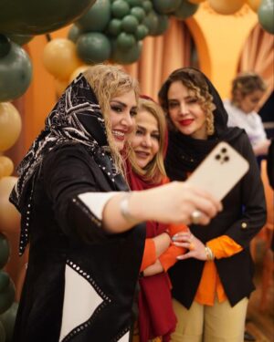 Faghiheh Soltani Instagram - اولین عکس #گندم_امیدیان_سلطانی 
با نقاشیهاش که برای متولدین اونشب کشیده 🥰🎊🎉 
مابقی هم که نیاز به معرفی ندارن ♥️♥️🎂🎉🎊🌺🎁
ورق بزنین ♥️
عکس
@photomhmmd
@edrisbaghdadchiofficial
مراسم تولد #دکتر_ایرانچی 
#شهناز_شجاعی
#پوراندخت_مهيمن 
#کامران_تفتی