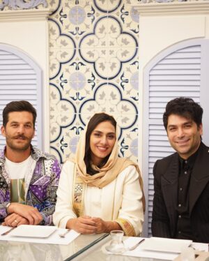 Faghiheh Soltani Instagram - اولین عکس #گندم_امیدیان_سلطانی 
با نقاشیهاش که برای متولدین اونشب کشیده 🥰🎊🎉 
مابقی هم که نیاز به معرفی ندارن ♥️♥️🎂🎉🎊🌺🎁
ورق بزنین ♥️
عکس
@photomhmmd
@edrisbaghdadchiofficial
مراسم تولد #دکتر_ایرانچی 
#شهناز_شجاعی
#پوراندخت_مهيمن 
#کامران_تفتی