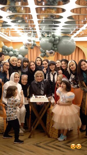 Faghiheh Soltani Instagram - با تشکر از اسپانسر های گرامی 
که این شب زیبا رو برای ما رقم زدن 👌🏻👑🎂🎈🎊🎁🎉
@keymode
@gol_dezire
@atrias_restaurant
ویدئو :
@photomhmmd
رقصنده ی کودک : 
اوستا پسر جذاب نورا جان 🧿♥️😇

مراسم تولد #دکتر_ایرانچی
#فرزادفرزین