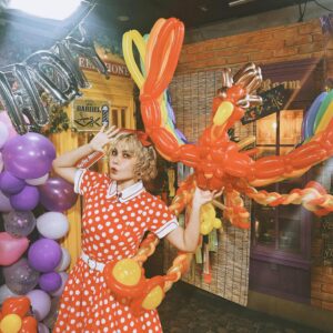 Fairouz Ai Instagram - #関ファイルーズと夜あそび にて、誕生日をお祝いしていただきましたー！！
アメリカの女の子のようにバルーンでポップでカラフルなパーティーをしたいというわたしの少女時代からの夢を叶えてくれたスタッフの皆さん、そして素敵なプレゼントをくれた関さんとRayさん、本当にありがとうございました💜

#声優と夜あそび
#関智一
#fairouzai
#ファイルーズあい
