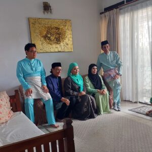 Faizal Hussein Instagram - Kisah semalam..raya shoot bersama Berita Harian. Coming soon. Thank you MariaDlova by Jimmy untuk sponsor baju & makeup💕
Zul Nadzar Faizal Hussein Dilla Hussein Mariadlova Rozaimi Zainal Abidin 
#beritaharian