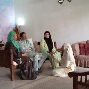 Faizal Hussein Instagram - Kisah semalam..raya shoot bersama Berita Harian. Coming soon. Thank you MariaDlova by Jimmy untuk sponsor baju & makeup💕
Zul Nadzar Faizal Hussein Dilla Hussein Mariadlova Rozaimi Zainal Abidin 
#beritaharian