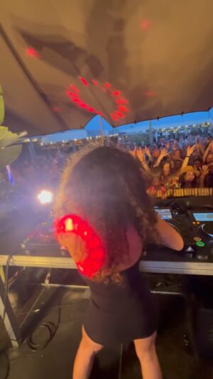 Fajah Lourens Instagram - 4,5 jaar geleden was ik er helemaal klaar mee, maar vooral omdat ik mezelf had verlochend  en zoveel boekingen had aangenomen waar ik niet mijn eigen sound kon draaien, commerciële boekingen. Ik deed het omdat het mijn werk was en niet meer voor plezier. Gisteren heb ik op het feest van @thatsthespirit.nu ( dankjewel @jornluka )gedraaid en volledig gedraaid waar mijn hart ligt. Het voelde echt als een zielsvoldoening en niet als werk. Als het zo kan en ik , de sound kan draaien die ik leuk vind, dan is dit zeker niet de laatste keer geweest. Sterker nog, volgende week, gay parade sta ik de boot van @ladybeeofficial en @frank.seltzer  zin in♥️