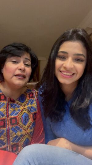 Farah Anany Instagram - ماما بعون الله بتخلينا نغني اي اغنيه عالطبق الاخضر 😅❤️ 

 تحبوا تسمعوا ايه عالطبق الاخضر؟