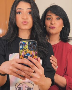 Farah Anany Instagram - كل سنه و انتي طيبه يا ماما ❤️ يا احلى ماما ياللي الكل بيحسدني عليكي .. حبيبتي و صاحبتي و اختي و اجمل حاجه ف حياتي .. ما بتمناش حاجه في الدنيا قد انك تبقي راضيه عني و تدعيلي من قلبك كل يوم قبل مانزل من البيت .. ربنا يخليكي ليا و يديم عليا دفا حضنك و نفَسك يا حبيبتي .. و بالمناسبه اخر صوره محتاجين نبروزها و نحطها في الصاله ❤️